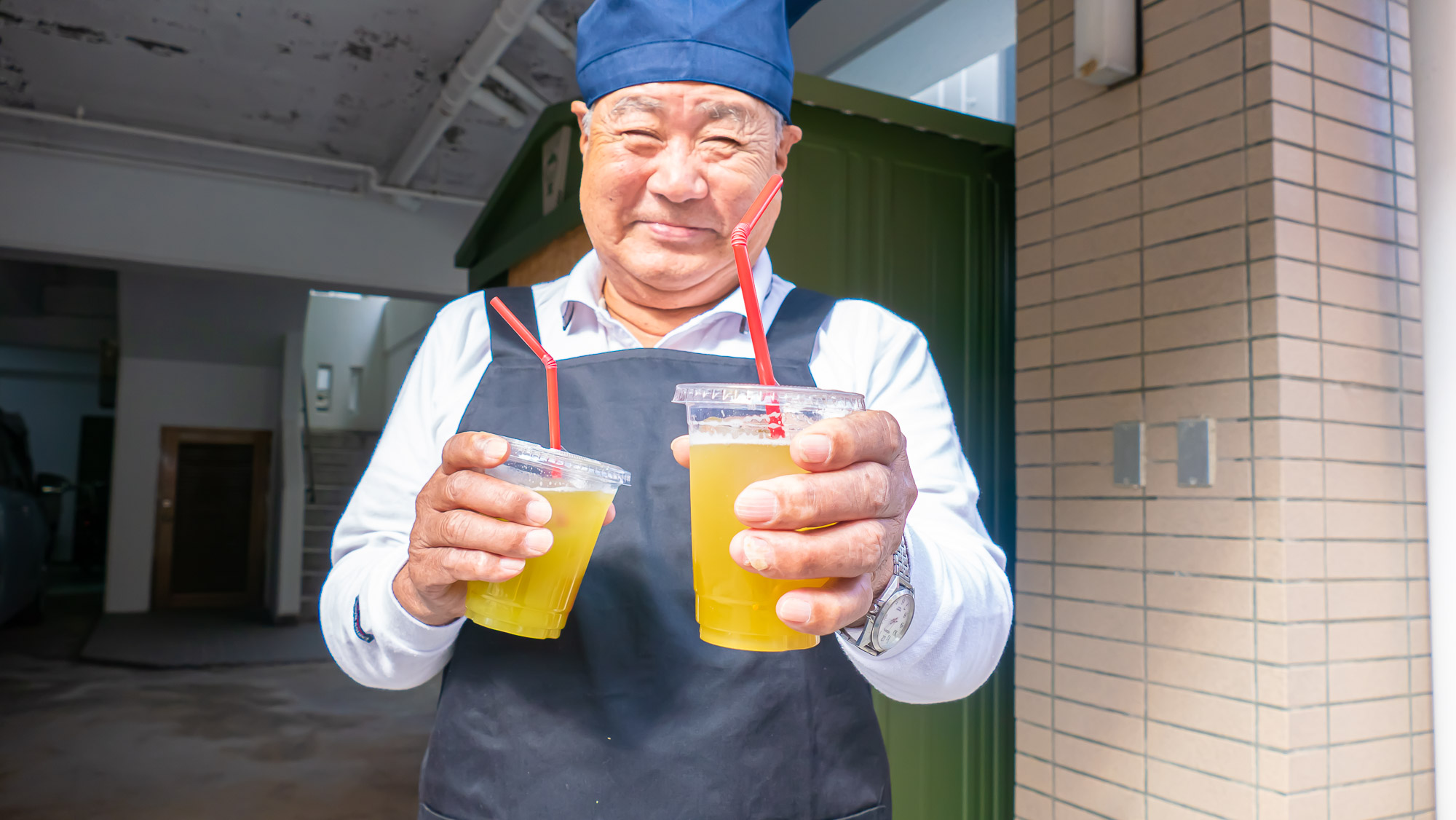 笑顔の店主・本村恵仁さん