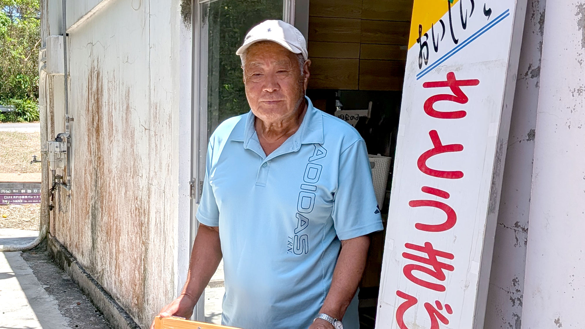 笑顔の店主・本村恵仁さん